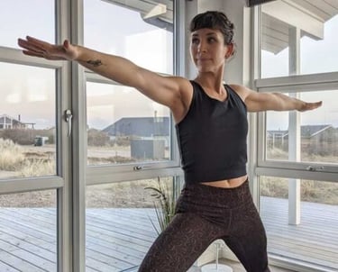 Junge Frau übt Yoga