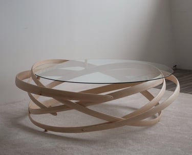 le mouvement d'une pièce de monnaie a été l'inspiration première pour cette table basse d'envergure