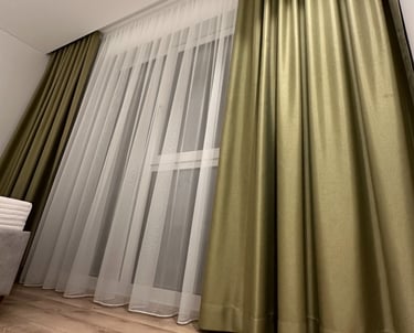 žalios spalvos akcentinės užuolaidos miegamajame