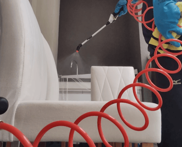 Aplicação de impermeabilizante em cadeira clara em Campinas, borrifação controlada para repelir.