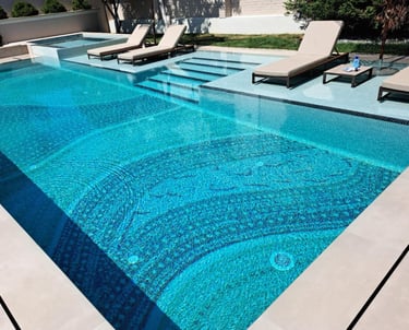 Unsere handgefertigten Glasmosaike verwandeln jeden Pool in ein Kunstwerk. Witterungsbeständig, lang