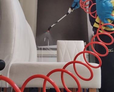 Aplicação de impermeabilizante em cadeira clara em Campinas, borrifação controlada para repelir.