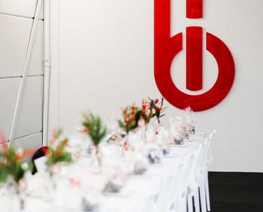 Professioneel gedekte tafel voor zakelijke eventcatering door How Love Tastes