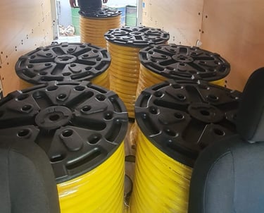 camioneta llena de rollos de manguera gorilla