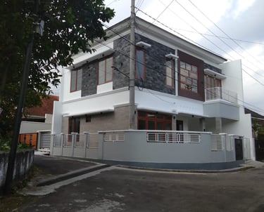 rumah di hook dengan fasad dominan pasangan batu candi