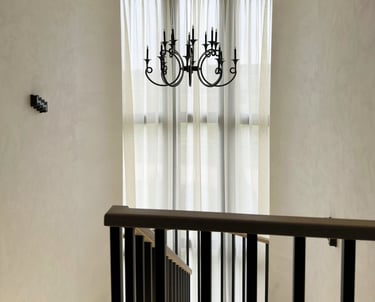 Tarpinio dengimo užuolaida laiptinei