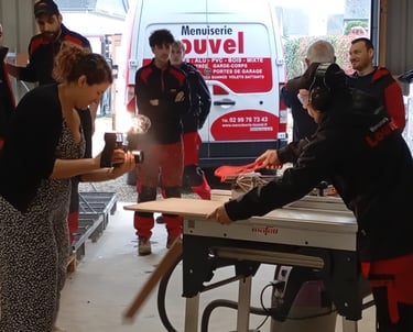 Equipe de l'entreprise louvel en tournage sur site avec videaste léa olivier