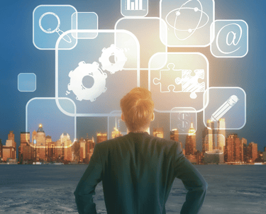 um homem olha um painel de engrenagens na frente de uma vista da cidade.