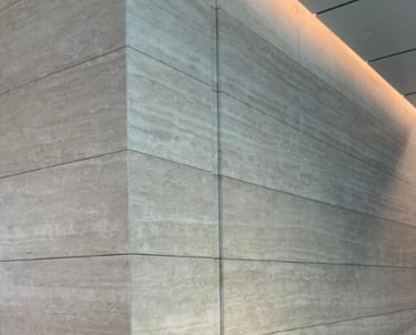 Trawertyn na ścianę klasyczny brąz włoski kamień naturalny