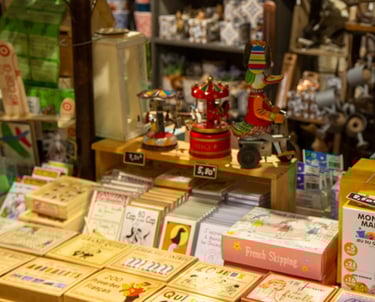 Idées cadeaux : jouets en tole, jouets en cartons, jouets en bois