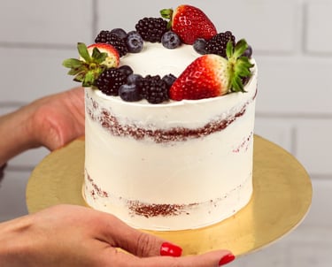 bolo-decorado-com-frutos-vermelhos