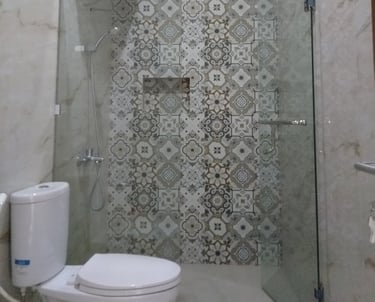 kamar mandi dengan dinding motif batik