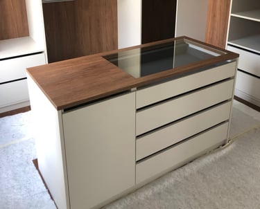 meuble ilot sur mesure pour le rangement des bijoux avec surface vitrée