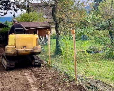 Pelle mécanique en train de niveler un terrain à Doussard, terrassement au bout du lac d’Annecy