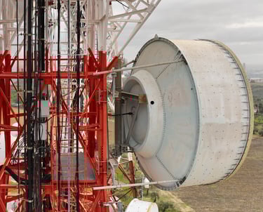 inspección de antena de telecomunicaciones con dron