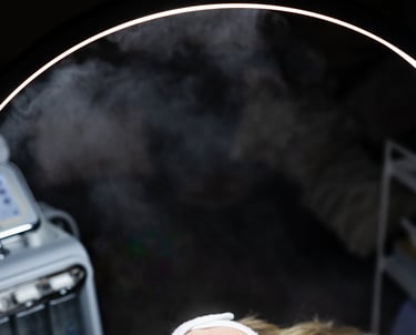 une femme allongée en train de recevoir un soin anti-âge Hydra Lift