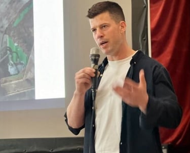 Josef Winter speaking in an event