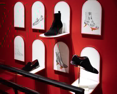 Photographie événementielle d'une chaussure pour femme dans une boutique Christian Louboutin
