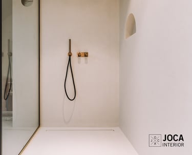 Badkamer inloopdouche met nis muren en vloer bekleed in Microtopping door Joca Interior