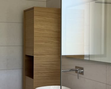 Petite salle de bain avec paroi de douche vitrée