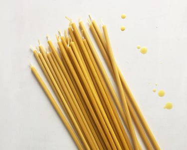 En bunt med tynne bivokslys på bordet