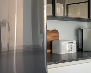 cuisine avec réfrigérateur américain et vitrines