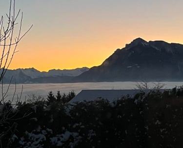 Levé de soleil sur La Roche sur Foron, haute Savoie