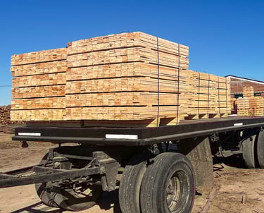 camion cargado con paquetes de tablas pallet