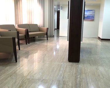 Trawertyn w salonie, podłoga z klasycznego trawertynu włoskiego