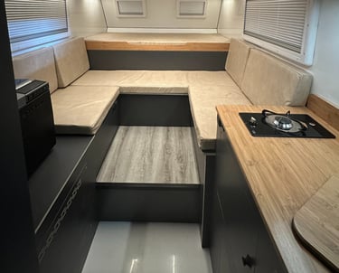 interior de una célula camper con acabados de alta gama