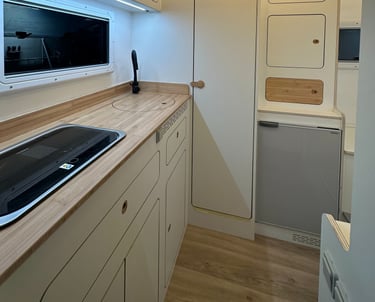 interior de una célula camper con acabados de alta gama