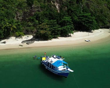 foto do barco anequim em paraty