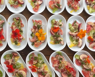 Buffet de salades tomate pèche pesto basilic Ô Miracle Traiteur végétal végétarien Végan 