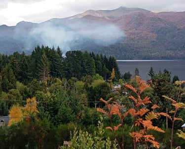 Vista Panoramica al Lago Traful, cordón montañoso desde Cabaña Los Maitenes