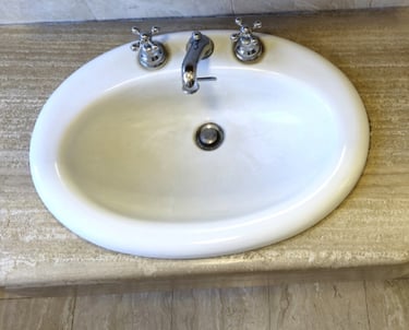 Łazienkowy blat z trawertynu, brązowy trawertyn Classico produkt z kamienia naturalnego