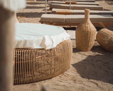 Lit rond confortable sur la plage privée de Playa Amor à Leucate, parfait pour se détendre face à la