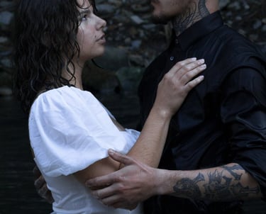 Photo sombre et dramatique d'un couple dans un lac