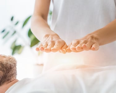 séance de magnétisme, deux mains au dessus d'une personne allongée sur le dos