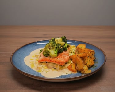 Pavé de saumon poêlé sur un lit de poireaux à la crème fondants, plat sain et gourmand en sauce.