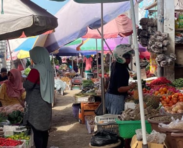 flores street market to buy fruit, clothes, and food