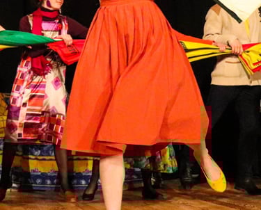 danse sur scène avec des parapluies