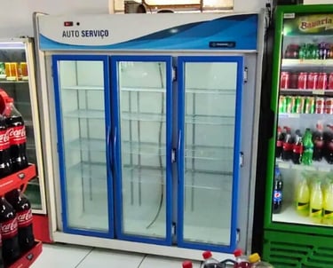 Freezer expositor de bebidas em supermercado, manutenção em Curitiba.