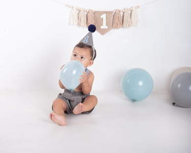 un bebé en una sesión de fotos por su primer cumpleaños