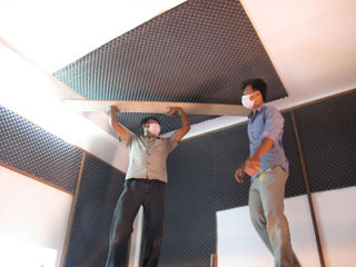 hommes en train de poser de la mousse isolante