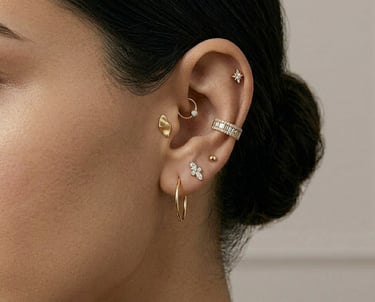 אוזן מעוצבת בסגנון יוקרתי עם עגילי חישוק מזהב, יהלומים ופירסינג סחוס
