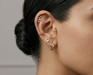 אוזן מעוצבת בסגנון יוקרתי עם עגילי חישוק מזהב, יהלומים וקאף סחוס