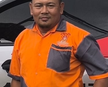 Branch Officer-in-Charge Mr. Arlym Sedeño of Pest Control Cebu supervising professional pest control