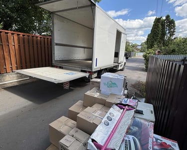 Saugiai supakuoti baldai ir liftinis sukvežimis jų pervežimui