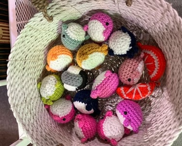Llaveros de amigurumis de crochet de forma de ballena en canasta