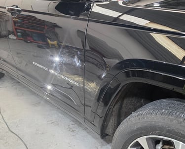 Proceso de detallado automotriz con pulido y corrección de pintura para recuperar brillo original del vehículo, Guadalajara.
